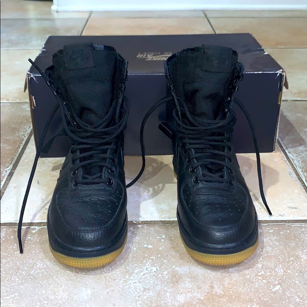 Like new Black high top af1 with strap and box